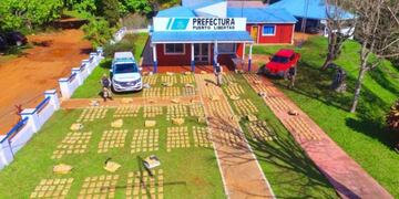 Prefectura encontró una camioneta abandonada con casi una tonelada de marihuana\u002E (Foto: Misiones Online)