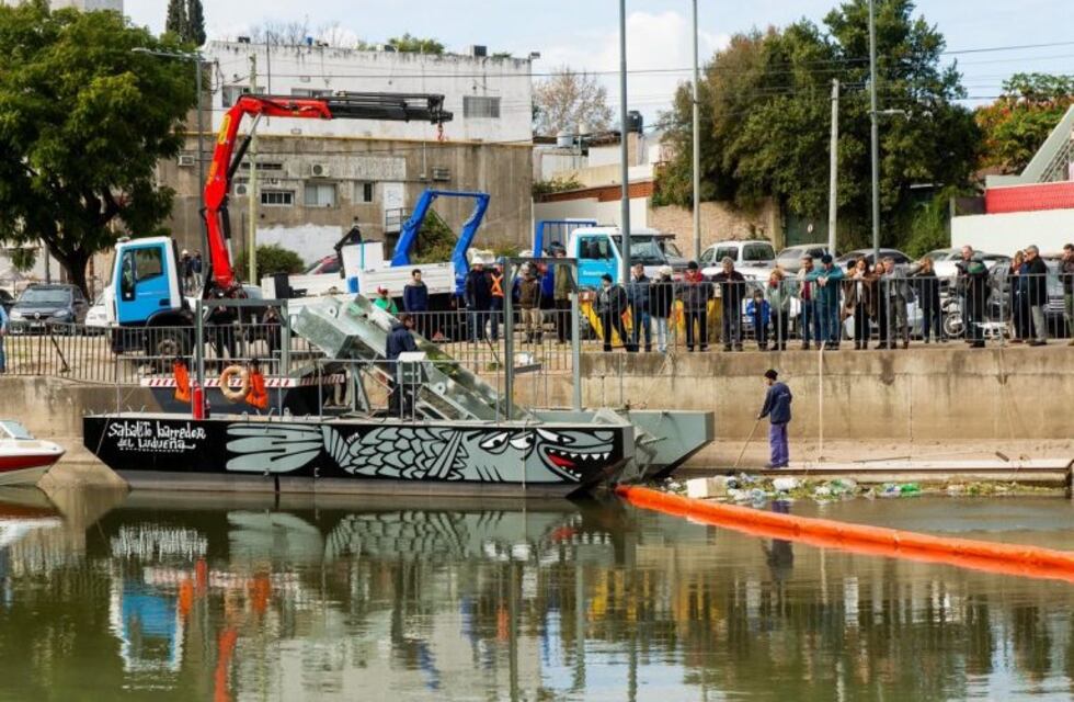 Prueba piloto para el Sabalito Barredor, el nuevo encargado de limpiar el arroyo Ludueña