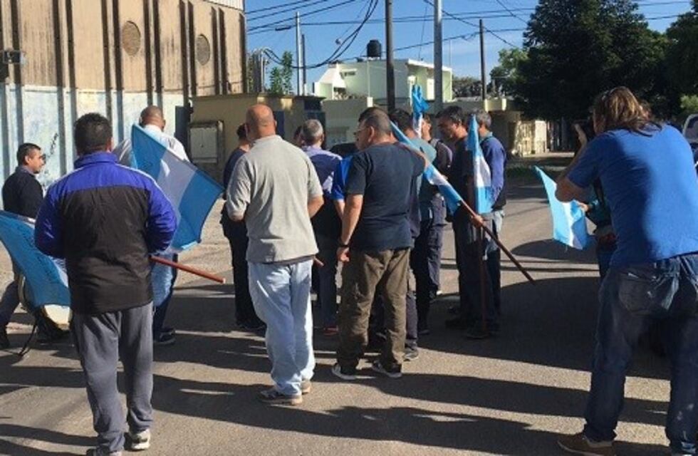 Protesta frente a una empresa electromecánica por atrasos en el pago de salarios