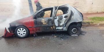 Posadas\u002E Auto incendiado frente a La Piedad\u002E