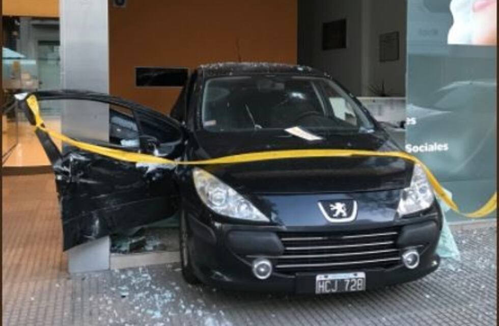 Una moto chocó con un auto que terminó incrustado en un local en Monserrat