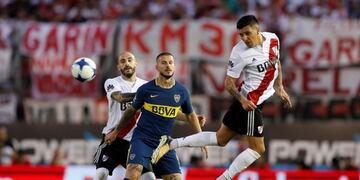 Según la cuenta de Twitter @rhdelfutbol, Boca (66) aventaja a River (62) por cuatro títulos oficiales\u002E EFE/David Fernández