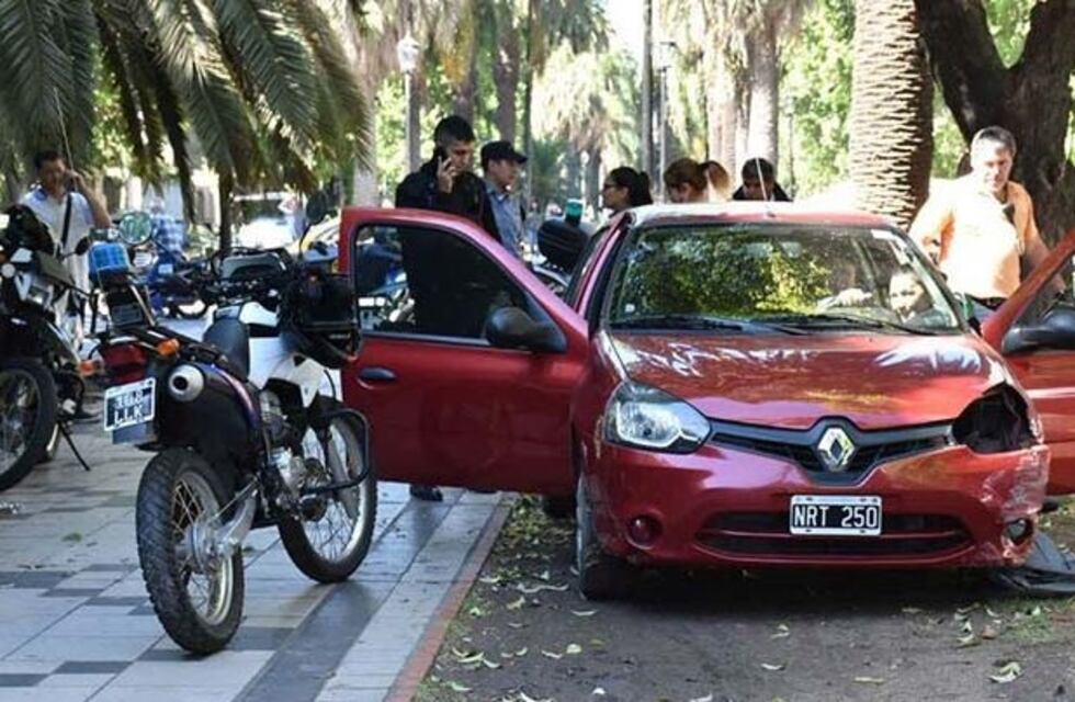 Automóvil terminó sobre el cantero central de bulevar Oroño tras chocar y de milagro no hubo heridos