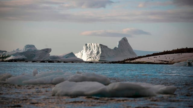 En esta foto de archivo tomada el 4 de marzo de 2016, se representa un iceberg en la península antártica occidental\u002E Crédoto: Eitan ABRAMOVICH / AFP\u002E