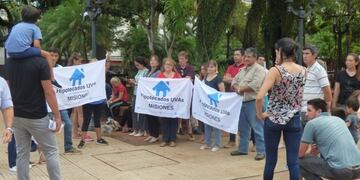 Protesta de deudores UVA de Misiones en la Plaza 9 de Julio de Posadas\u002E (Misiones Online)