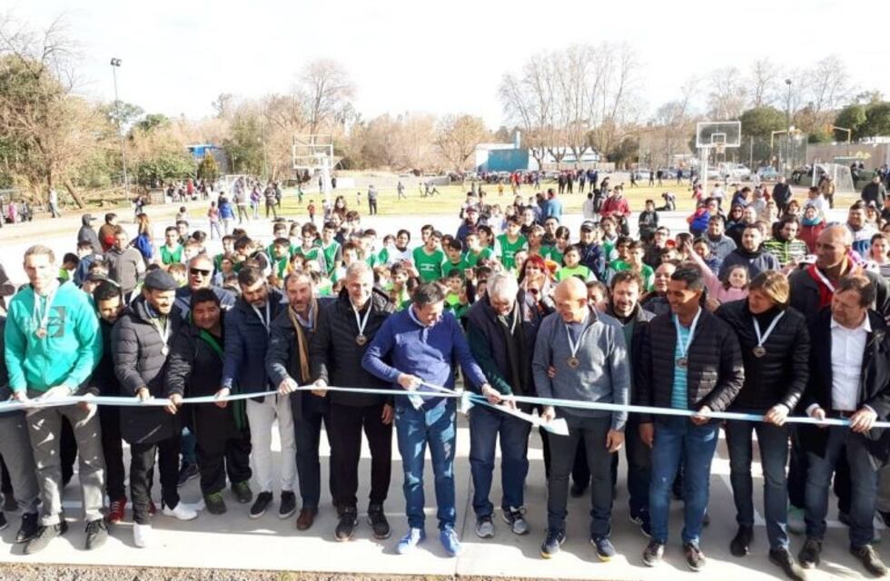 Mendiolaza llenó de figuras a su nuevo polideportivo