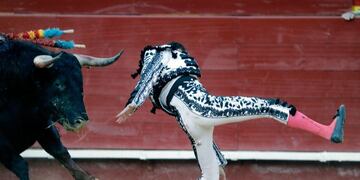 Un torero español sufrió una grave cornada en una corrida (Foto: Juan Carlos Cárdenas/EFE)
