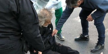 Tomás Carlovich en el suelo tras el brutal asalto