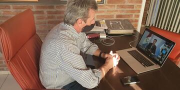 El intendente de Miramar de Ansenuza Adrian Walker en reunión virtual de municipios y comunas turísticas\u002E (Prensa Miramar de Ansenuza)