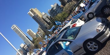 Los vehículos recorrieron Avenida Belgrano a primera hora de la tarde\u002E (@_charlycardozo)