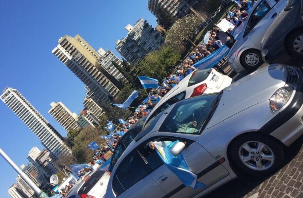 El Monumento se convirtió en centro de protesta contra el Gobierno en Rosario