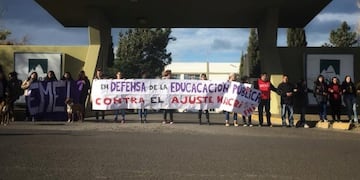 Se realizó un abrazo simbólico a la universidad en defensa de la educación pública