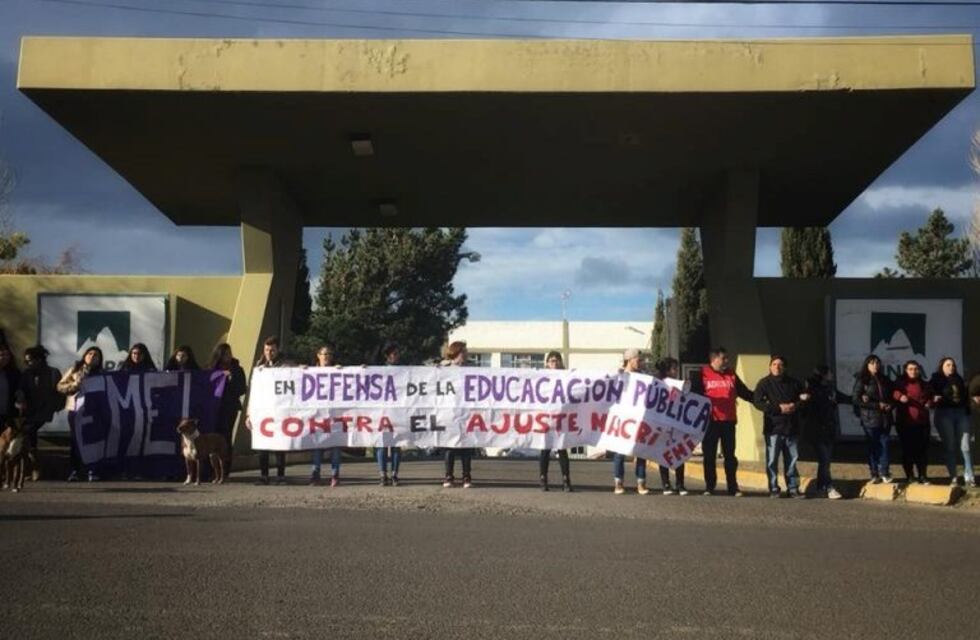 Se realizó un abrazo simbólico a la universidad en defensa de la educación pública
