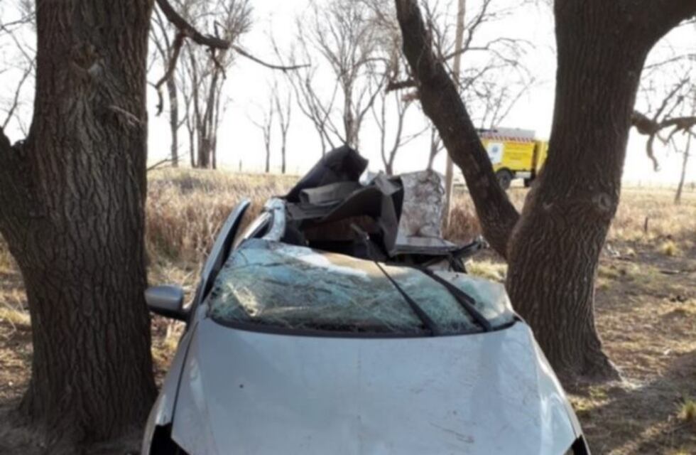La Toma: perdió el control del auto, se incrustó contra un árbol y murió
