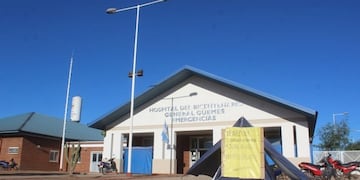 Un traductor wichí acampa hace 48 días frente al Hospital de Juan José Castelli