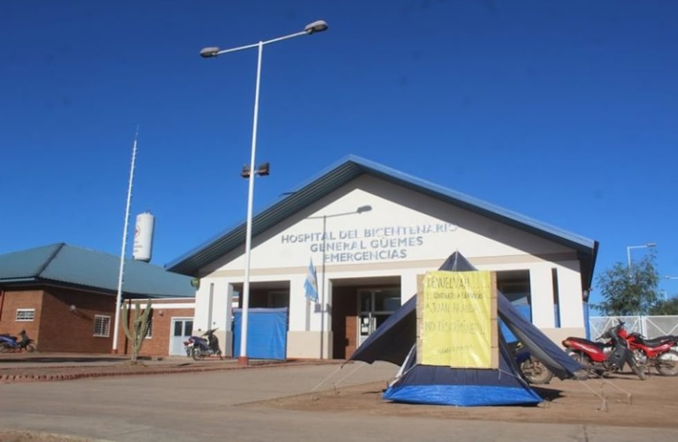 Un traductor wichí acampa hace 48 días frente al Hospital de Juan José Castelli