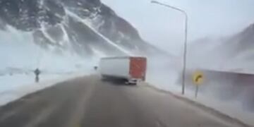 Impactante maniobra del chofer para que el camión no volcara\u002E