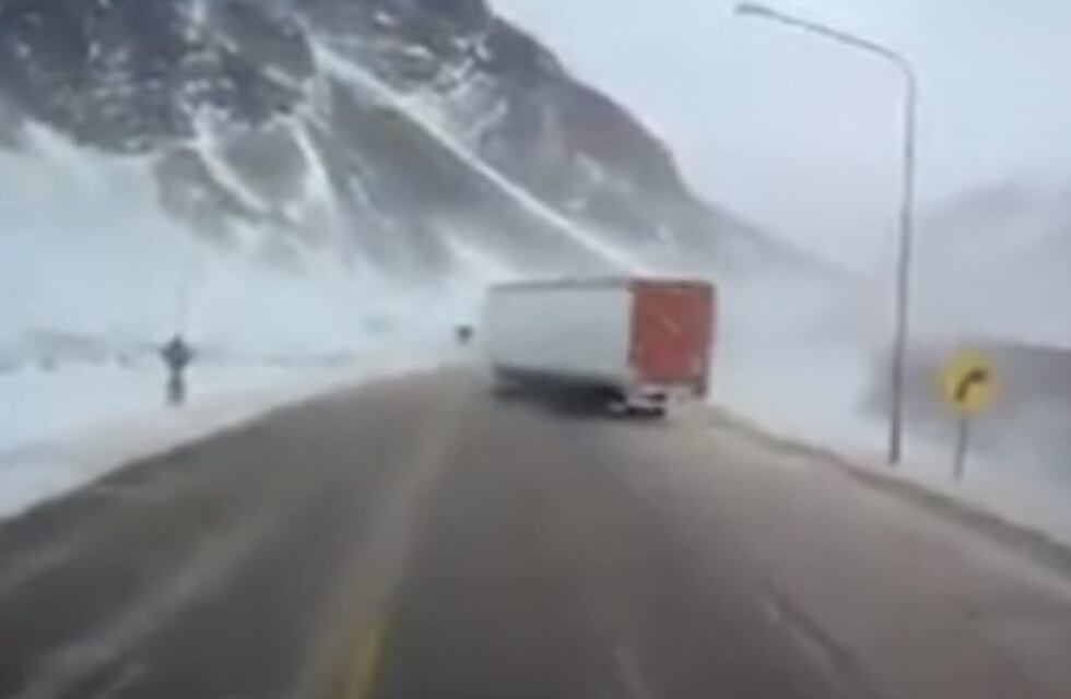 Impactante: un chofer impidió que su camión cayera al precipicio empujado por el viento