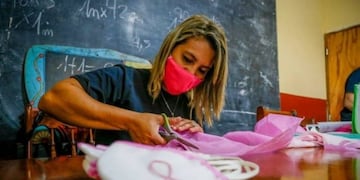 Las trabajadoras confeccionan los barbijos en los talleres municipales\u002E