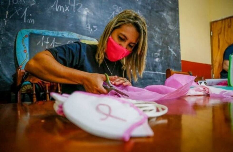 Confeccionan barbijos especiales para concientizar sobre el cáncer de mama