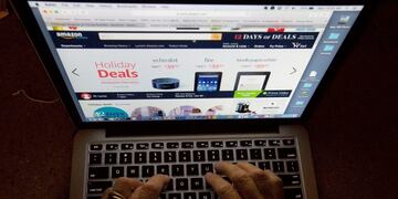 FILE - In this Monday, Dec\u002E 12, 2016, file photo, an online shopper searches Amazon's website showing holiday deals\u002E With Christmas on a Monday, most retailers have one less day to get packages delivered on time\u002E Retailers have been trying to speed up delivery as they try to replicate the service offered by Amazon\u002E (AP Photo/Wilfredo Lee, File)   internet pagina amazon ventas navidad ventas on line pagina amazon