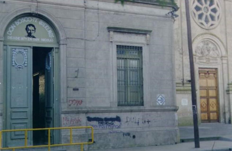 Mientras esperaban la clase de educación física, alumnos del Don Bosco le rompieron el portón a patadas a un vecino