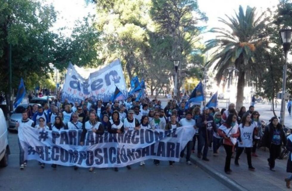 Fuerte congestión de tránsito en el centro por una nueva marcha de docentes