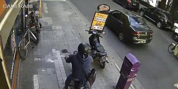Capital: motochorro asaltó a una mujer y le robó más de $ 20 mil\u002E (Captura de pantalla)