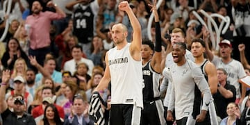 San Antonio Spurs guard Manu Ginobili celebrates a three-point basket by Spurs' Patty Mills (not pictured) during the second half of an NBA basketball game against the Houston Rockets, Sunday, April 1, 2018, in San Antonio\u002E San Antonio won 100-83\u002E (AP Photo/Darren Abate) eeuu emanuel ginobili campeonato torneo liga nba n\u002Eb\u002Ea basquet basquetbolistas partido san antonio spurs Houston Rockets