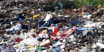 Ropa descartada en el basural de Apolinario Saravia\u002E (Cortesía de Yéssica Yulán)