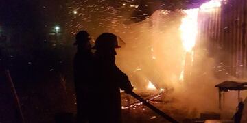 Fuerte incendio destruye una vivienda