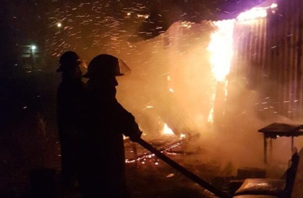 Cuatro hermanitos jugaban y provocaron un incendio en su vivienda