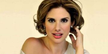 Alessandra Rampolla practicando yoga