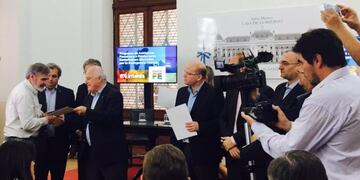 El gobernador Miguel Lifschitz entregu00f3 una ayuda financiera extraordinaria para los productores lu00e1cteos de la provincia.