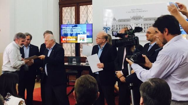 El gobernador Miguel Lifschitz entregu00f3 una ayuda financiera extraordinaria para los productores lu00e1cteos de la provincia.