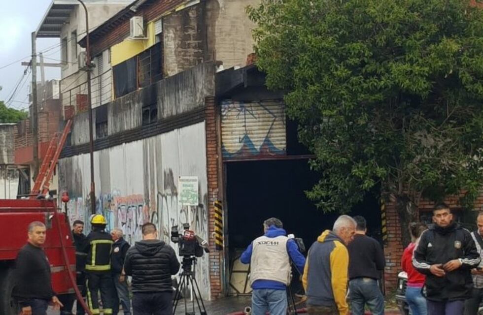 Ocho dotaciones de bomberos controlaron el incendio en una fábrica de Ramos Mejía