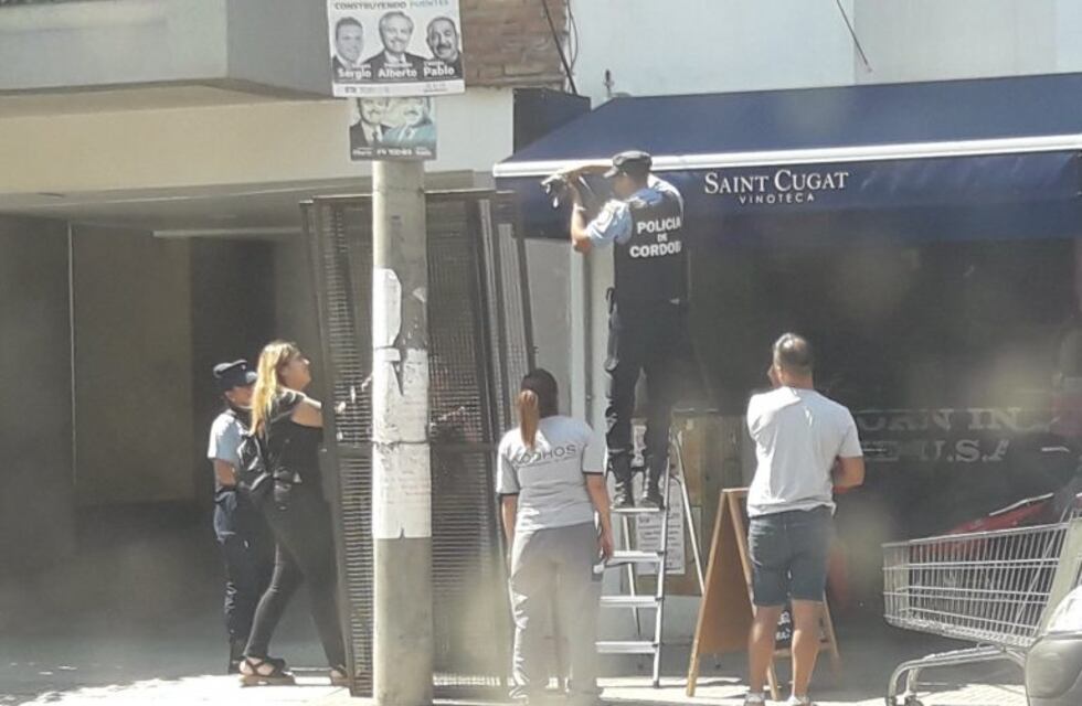 Viernes de Chatrán: la Policía rescató a un gatito en el techo de un comercio