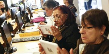 Adultos mayores de La Plata recibirán tablets para agilizar trámites y estar informados