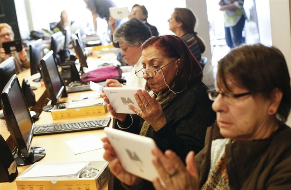 Adultos mayores de La Plata recibirán tablets para agilizar trámites y estar informados