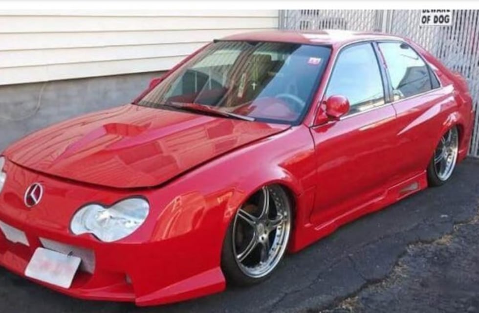 Pusieron a la venta un Honda Civic pero se lo confunden con un Mercedes Benz: el motivo