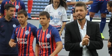 TInelli y los Romero durante la presentación del plantel\u002E (Foto: Guillermo Adami)