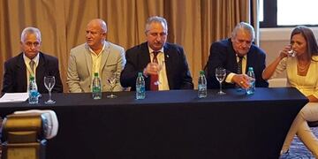 Hugo Passalacqua (medio) y autoridades del Tribunal de Cuentas presentes en el foro de Iguazú\u002E