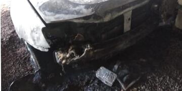Al pretender iniciar el fuego también quemaron dos autos\u002E
