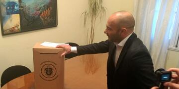 Imagen archivo\u002E El ministro de Gobierno, Federico Massoni junto a una de las urnas que se utilizarán en las PASO del 7 de abril en Chubut\u002E