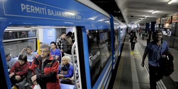 DYN35, BUENOS AIRES 04/11/16, EL FERROCARRIL SARMIENTO RESTABLECIO EL SERVICIO LUEGO DE ESTAR MAS DE DOS HORAS SUSPENDIDO DEBIDO A UN CORTE DE SUMINISTRO ELECTRICO DE LA EMPRESA EDENOR\u002E \r\nFOTO\u002EDYN/PABLO AHARONIAN\u002E ciudad de buenos aires restablecimiento servicio ferrocarril sarmiento tras interrupcion por fallo de energia electrica trenes ferrocarriles