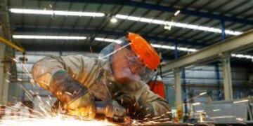 A labourer works at the Gottert machinery and tools plant factory in Garin, Argentina, May 20, 2016. REUTERS/Enrique Marcarian  garin  fabrica de maquinaria y herramientas Gottert economia fabricas industrias impacto tarifas tarifazo
