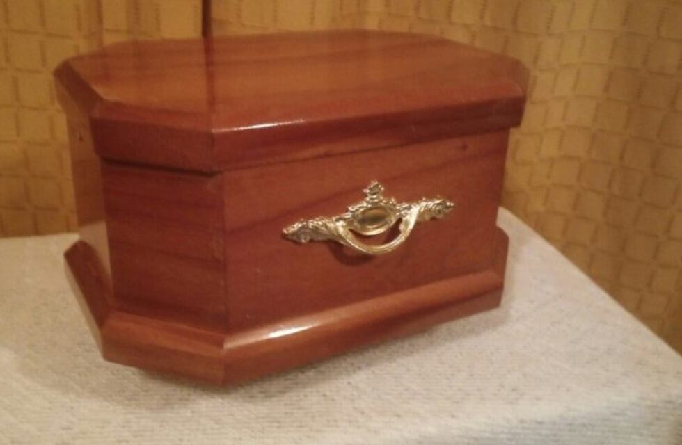 Tardaron tres meses en decirle que habían tirado las cenizas de su madre tras la cremación