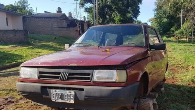 Dejó el auto estacionado frente a su casa y le robaron todas las ruedas