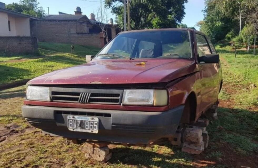 Dejó el auto estacionado frente a su casa y le robaron todas las ruedas