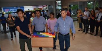 El gobernador Peppo recibió las urnas con los restos de nueve integrantes del pueblo Qom\u002E (Foto: Diario Chaco)